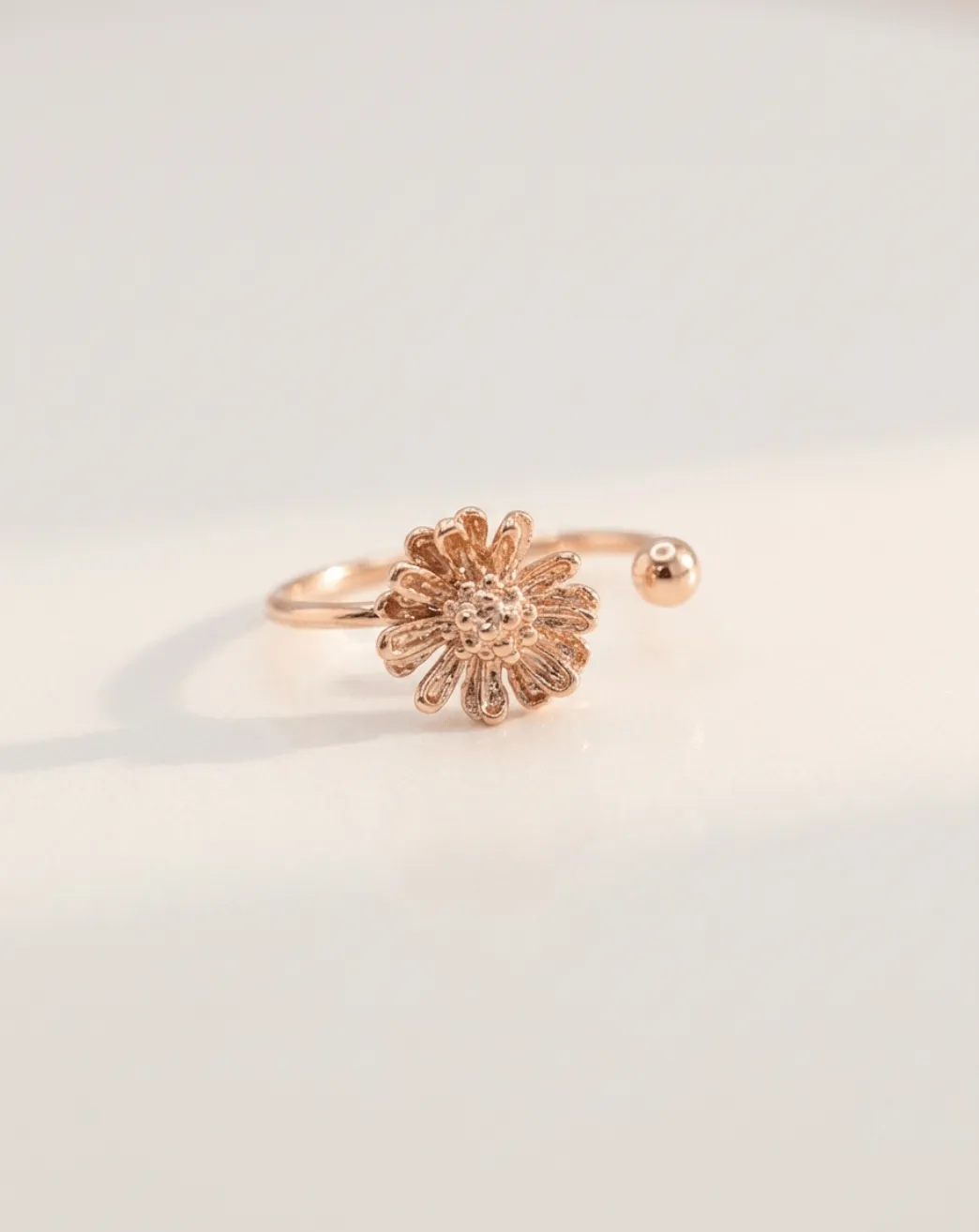 Elise Tsikis Marguerite Simple bague or jaune réglable
