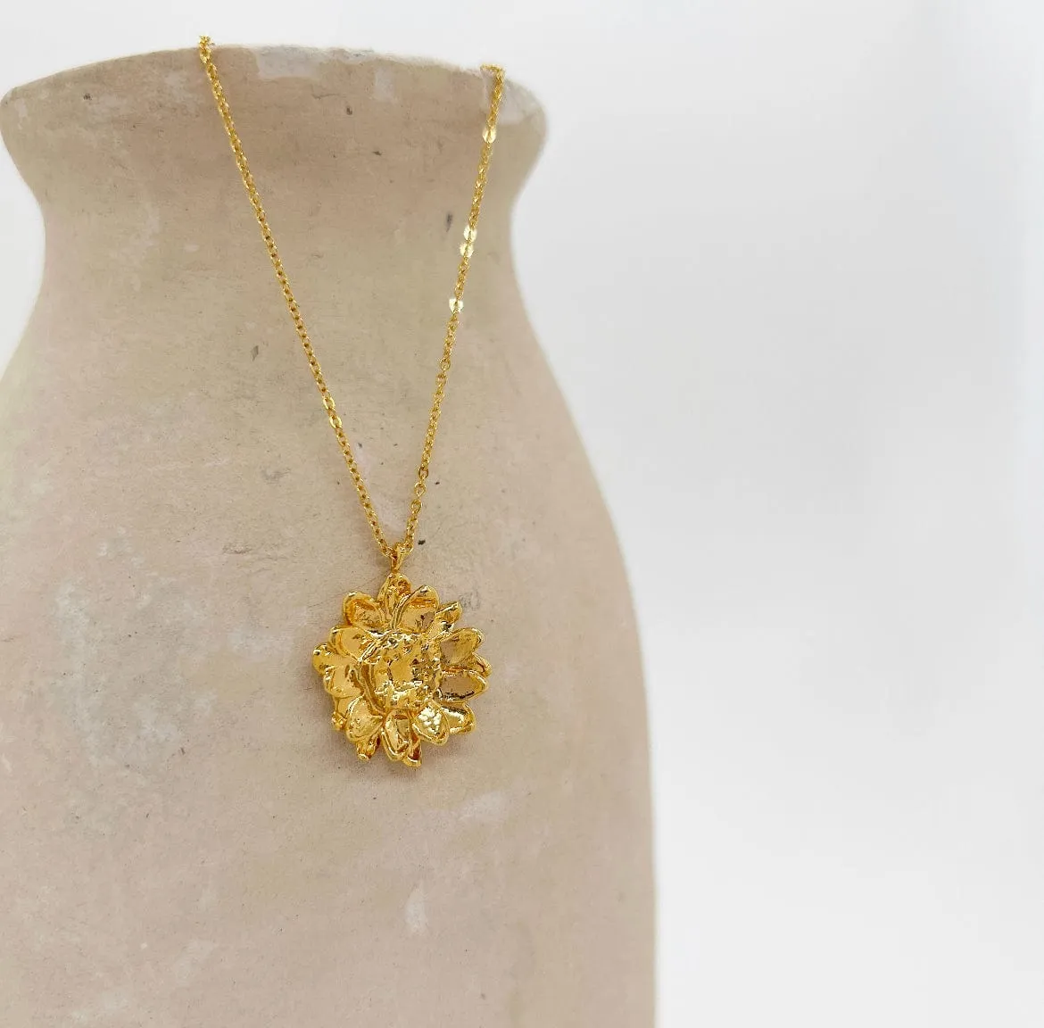Elise Tsikis Oydes collier fleur or jaune