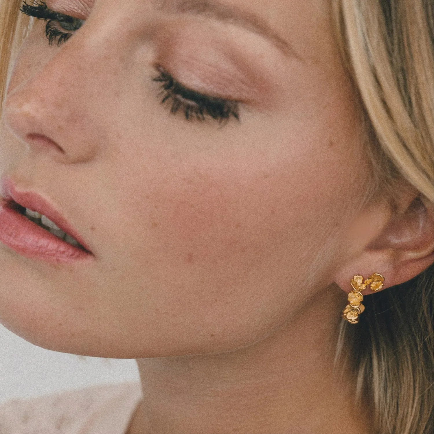 Elise Tsikis Fantaisie Tis puces d’oreilles or jaune fleur