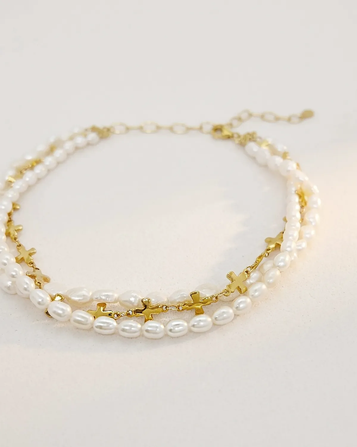 Elise Tsikis Oia collier 3 rangs perles croix doré