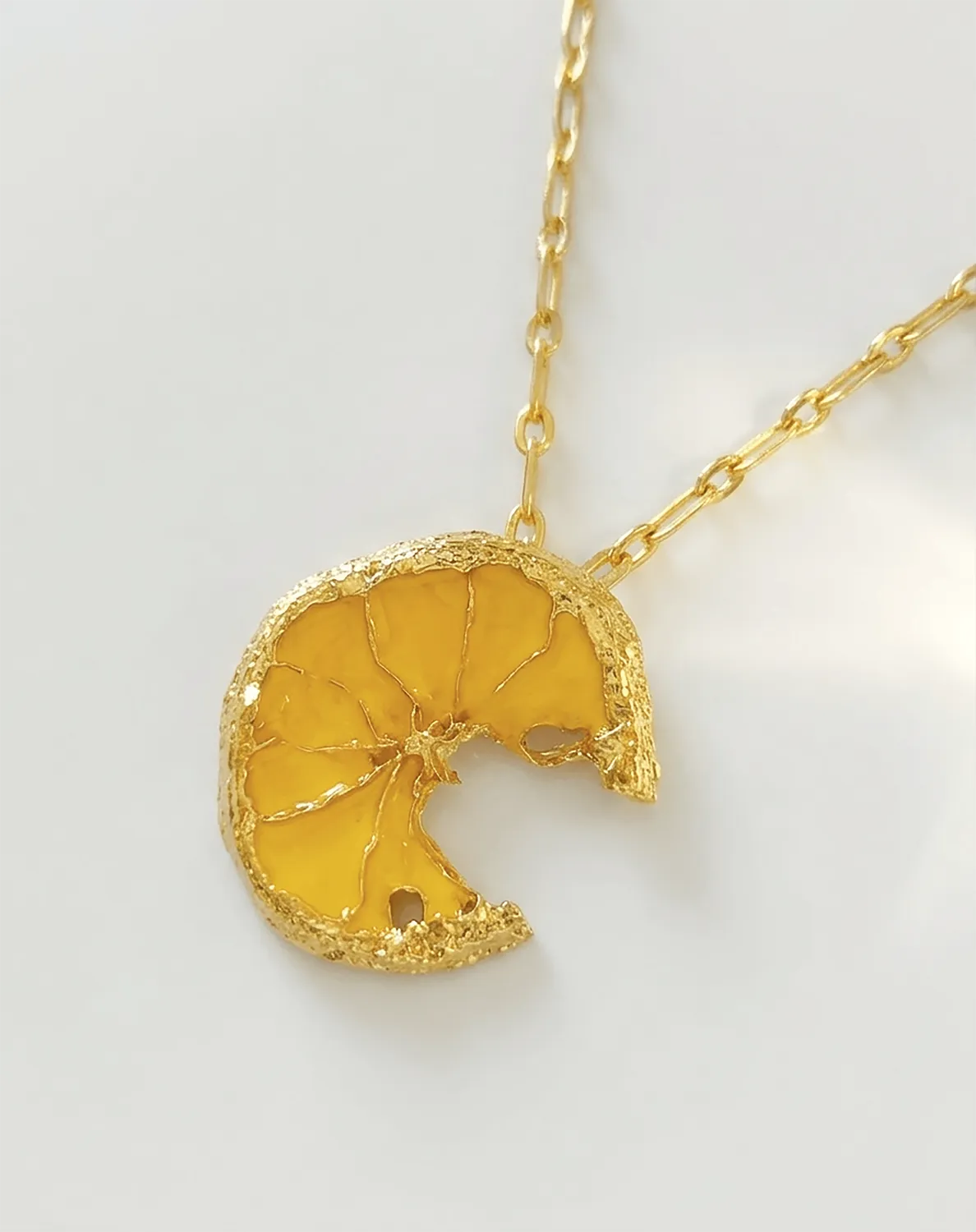 Elise Tsikis Perea collier jaune citron 45 cm doré
