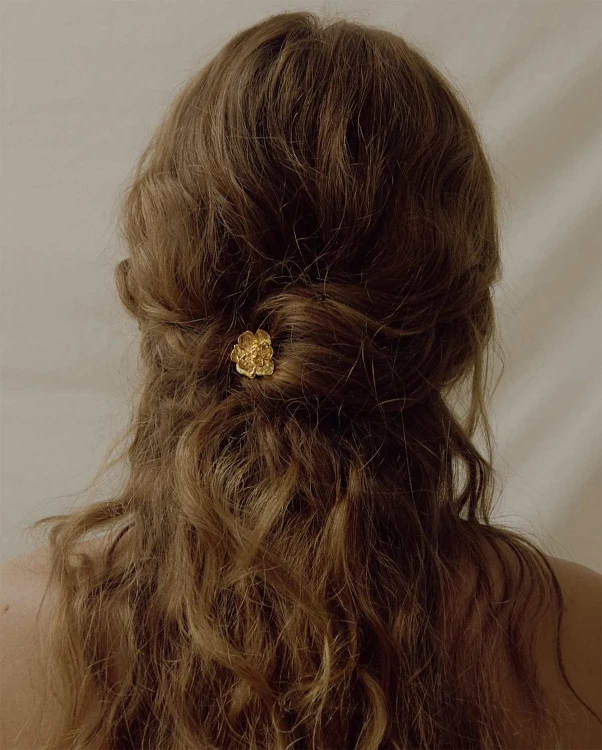 Elise Tsikis Nymphe broche cheveux fleur dorée