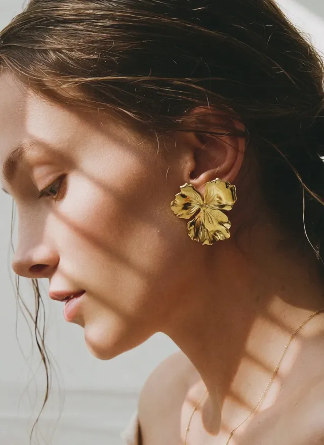 Elise Tsikis Nemesis Medium boucles fleurs or jaune 4 cm
