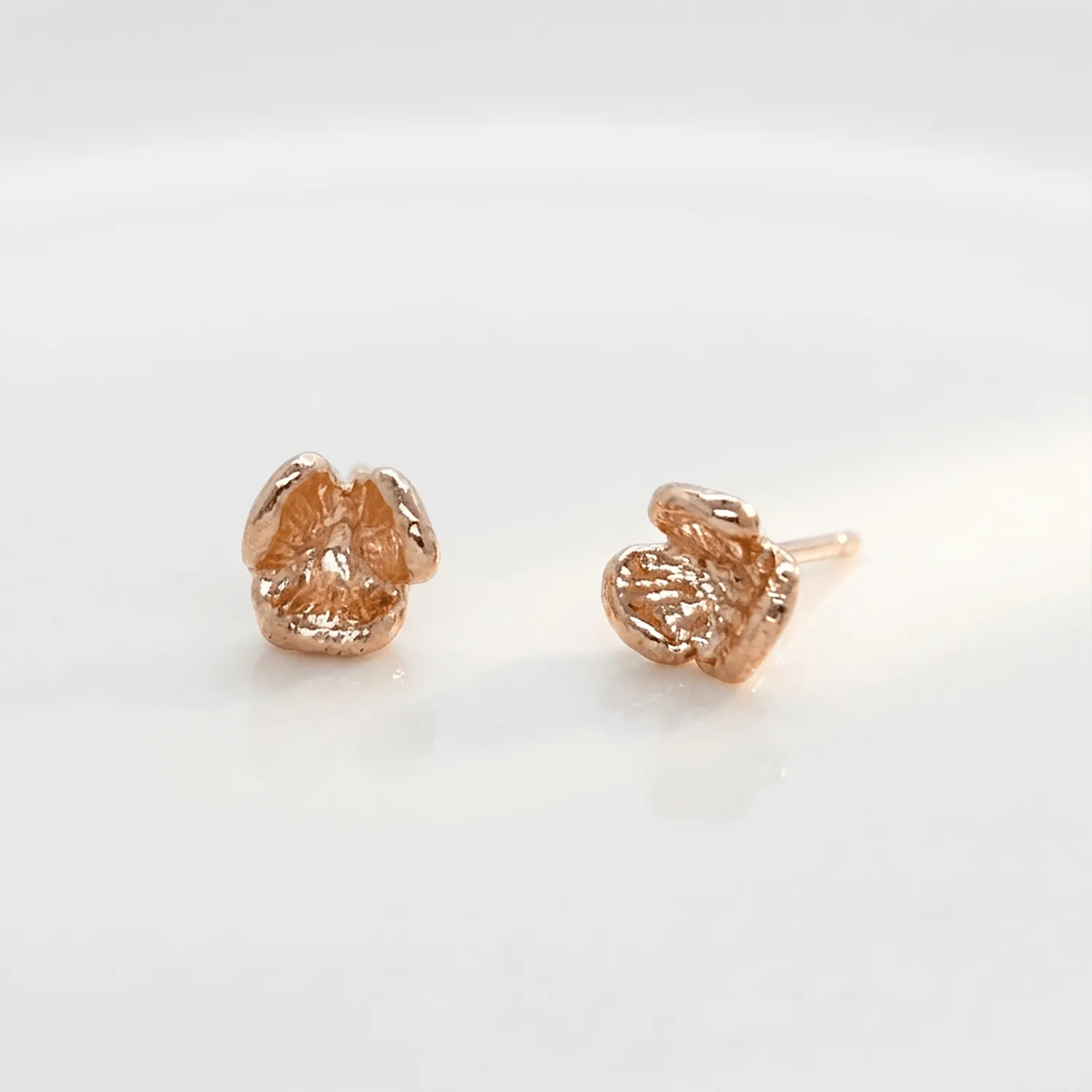 Elise Tsikis Fantaisie Tis puces d’oreilles or jaune fleur