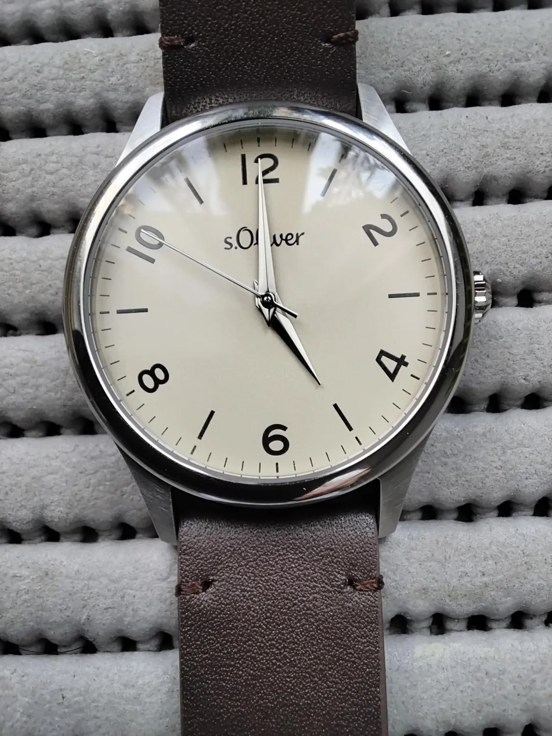 s.Oliver Montre homme argenté cadran beige quartz poli