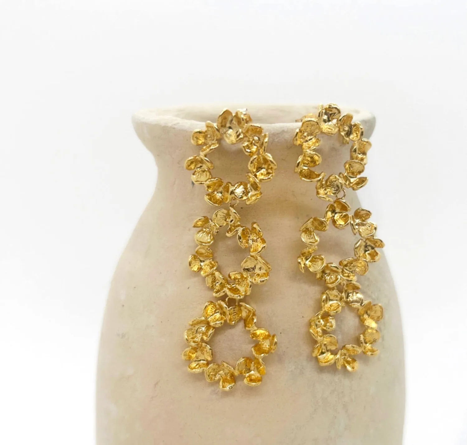 Elise Tsikis Valtica boucles d’oreilles pendantes doré 6 cm