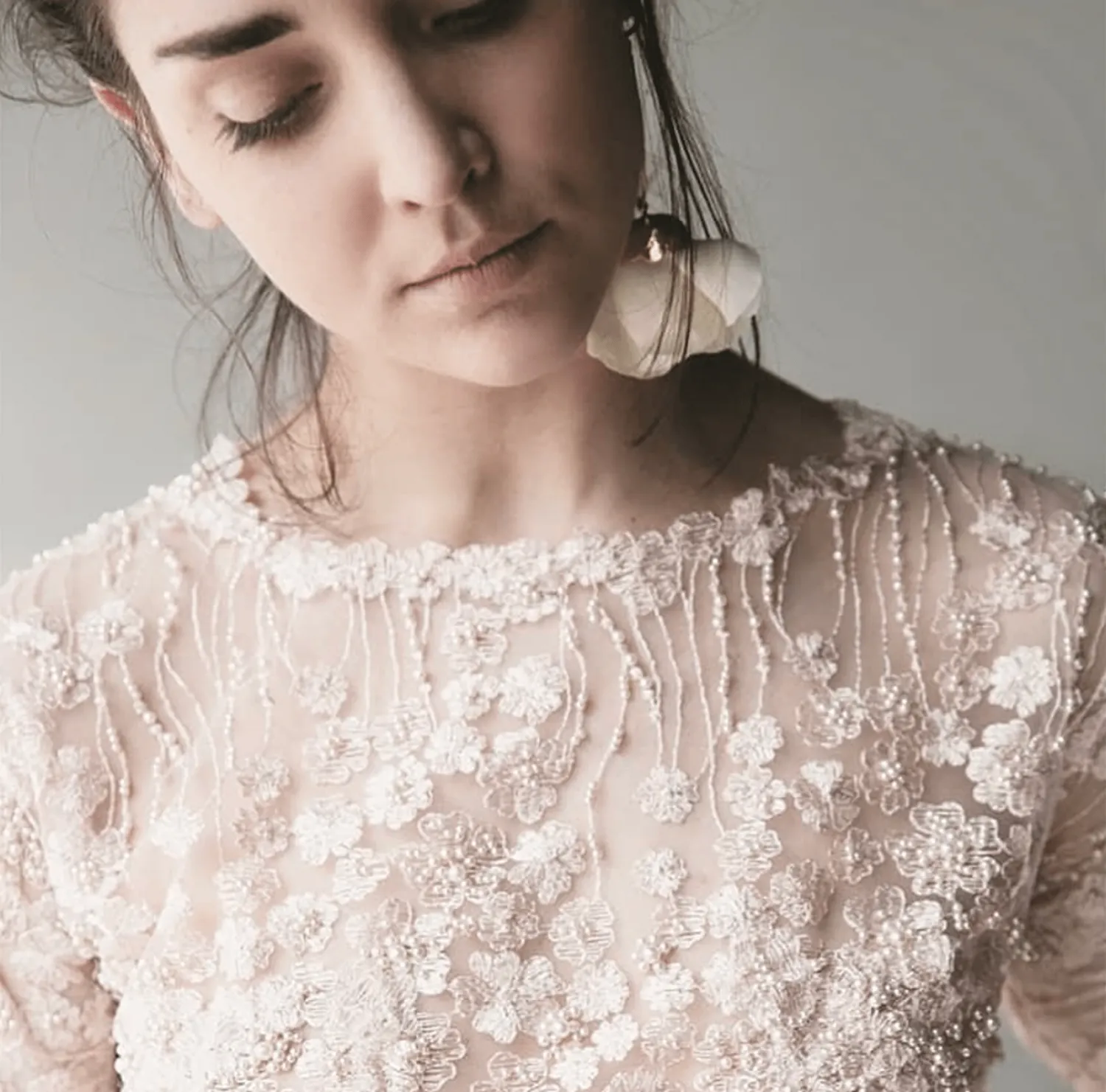 Elise Tsikis Natura boucles d'oreilles pendantes blanc