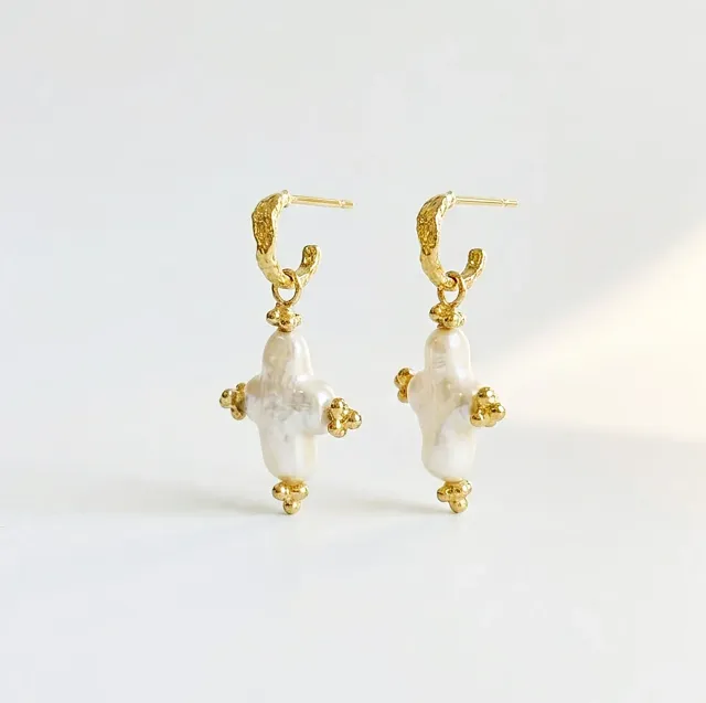 Elise Tsikis Ethérée boucles doreilles perle croix