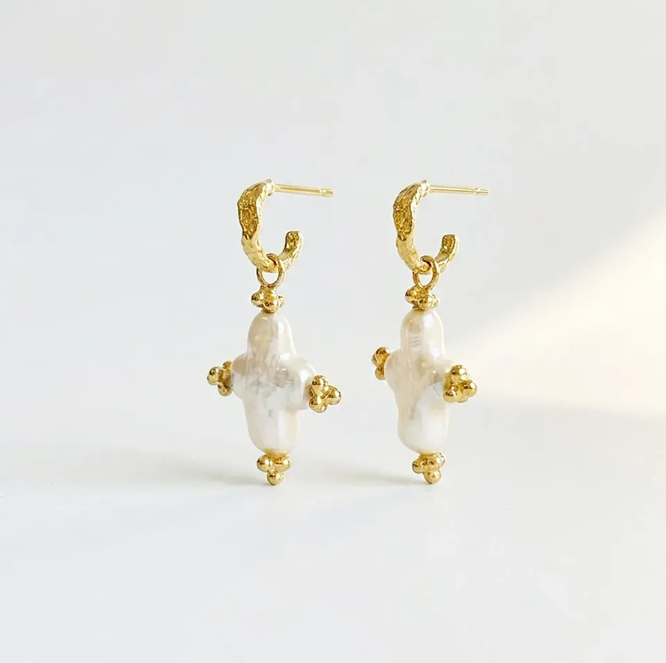 Elise Tsikis Ethérée boucles doreilles perle croix