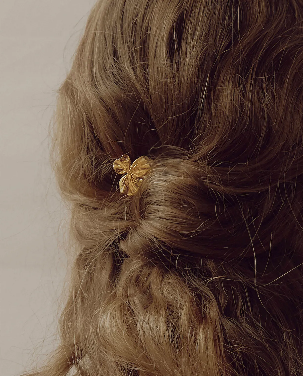 Elise Tsikis Némora épingle cheveux fleur doré