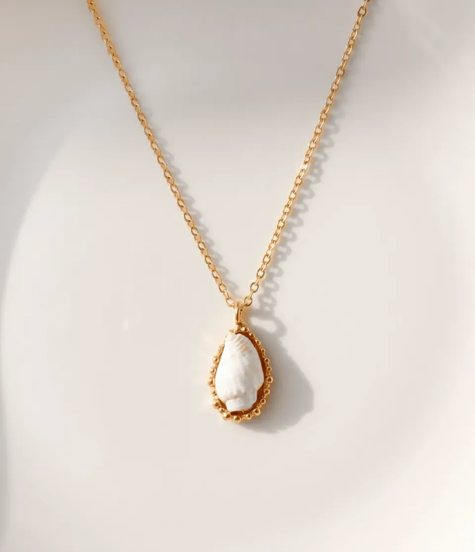 Elise Tsikis Embrum collier coquillage doré 40 cm