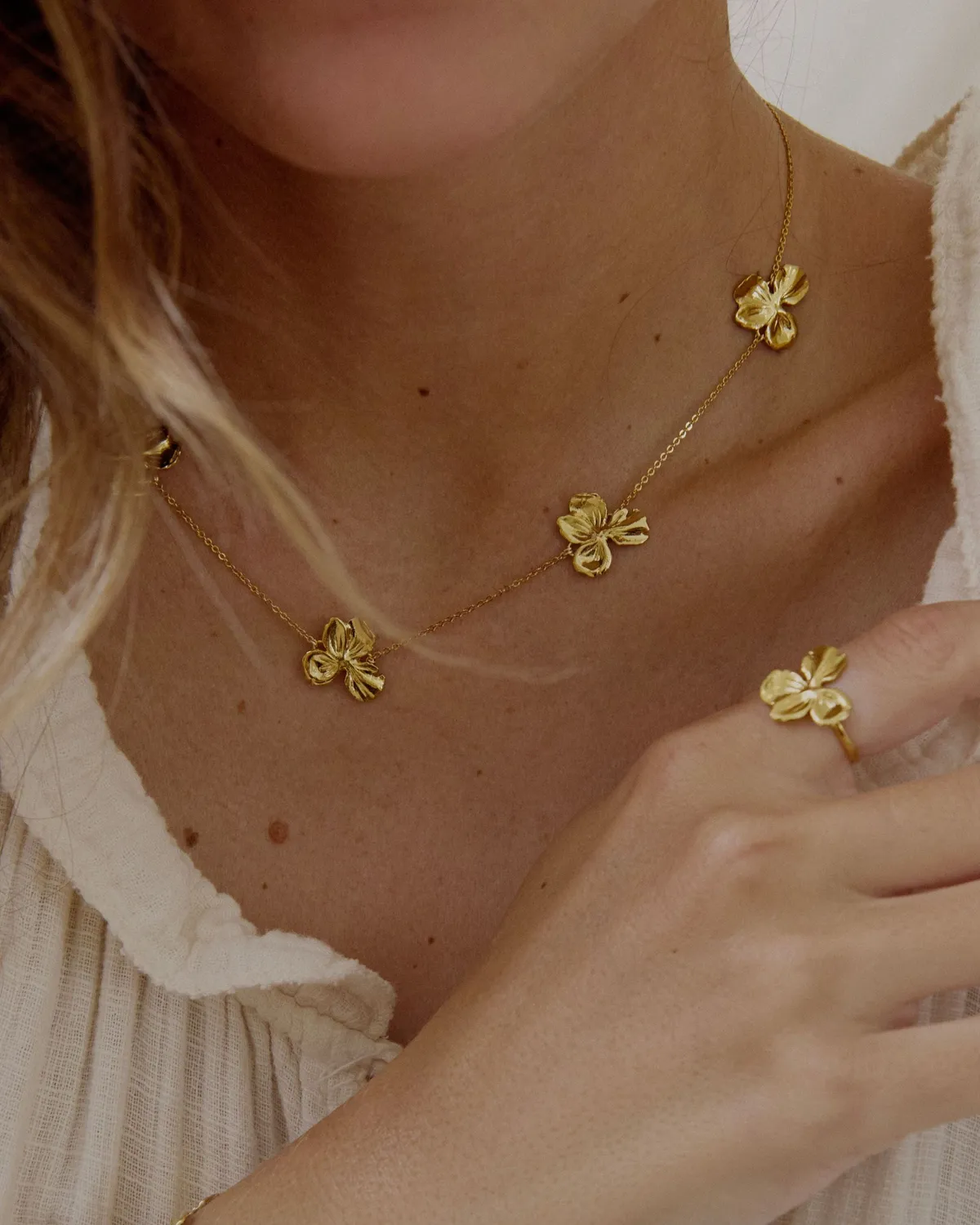 Elise Tsikis Gonia collier fleur doré 40 cm