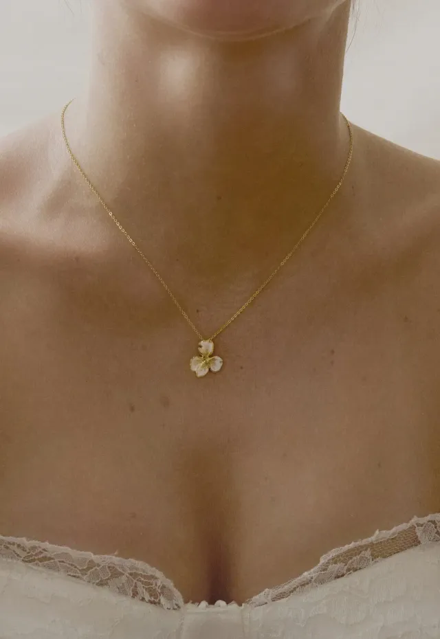 Elise Tsikis Silane émaillé collier blanc fleur pensée