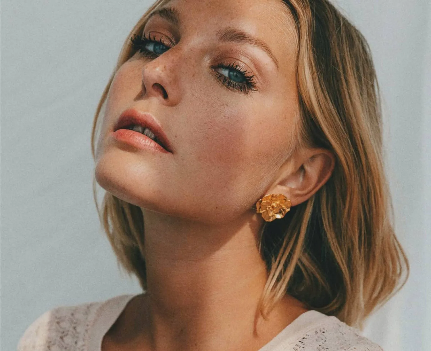 Elise Tsikis Sarah boucles fleur pin doré