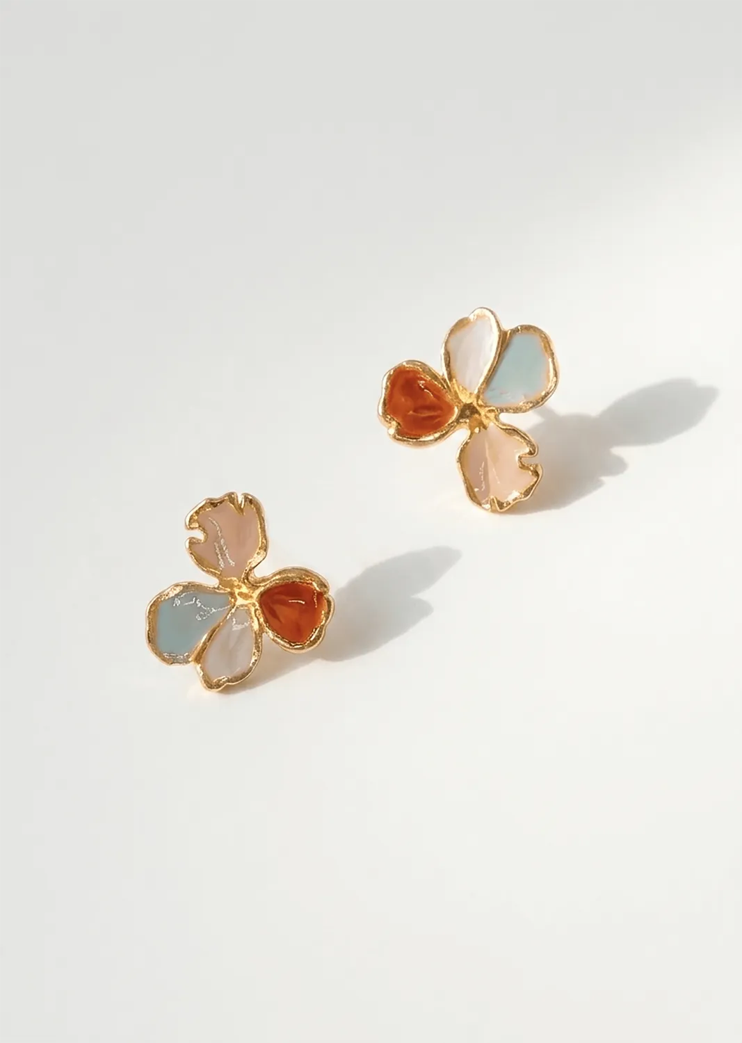 Elise Tsikis Nemesis Small boucles fleur émaillée