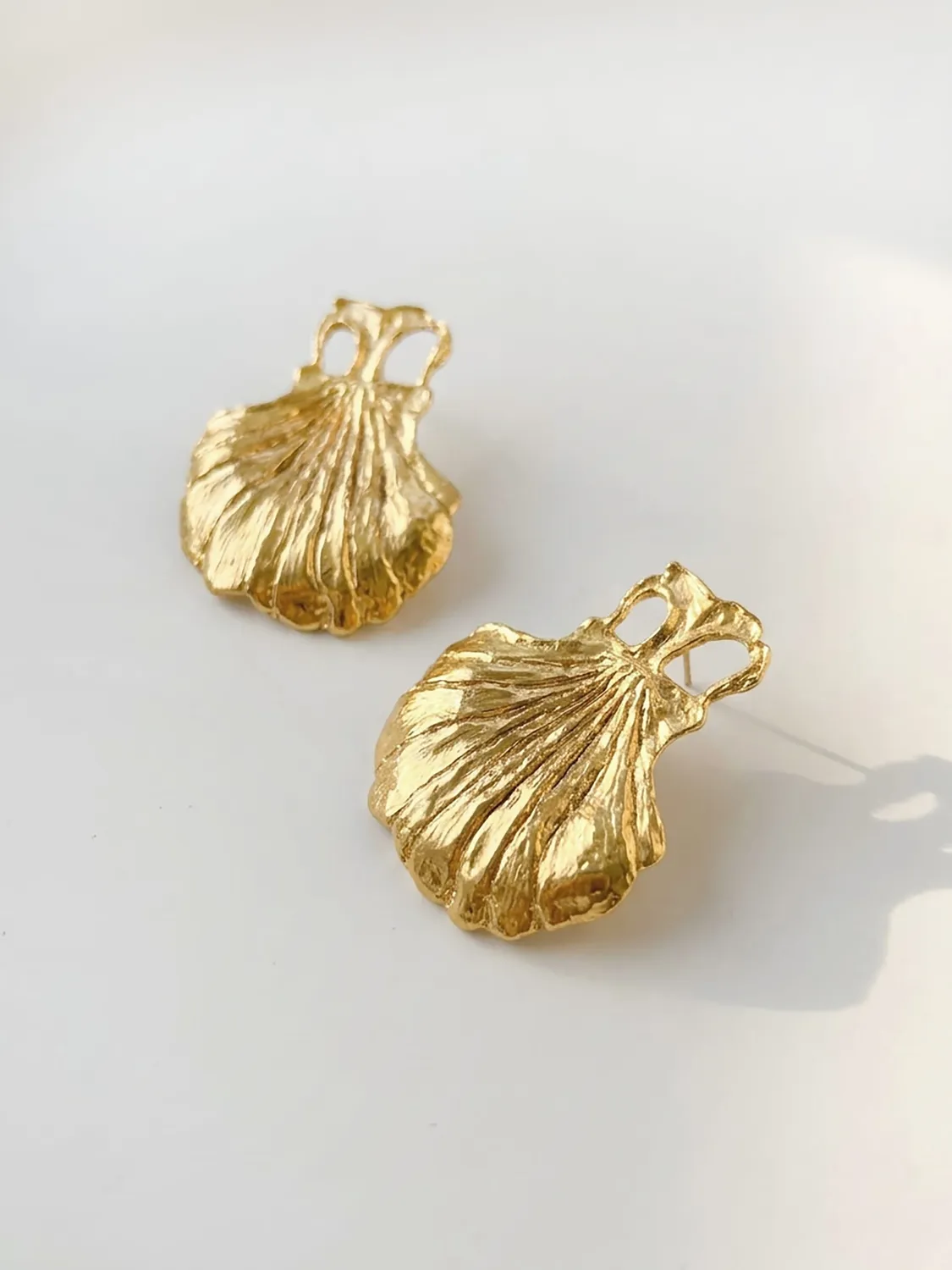 Elise Tsikis Kokhili boucles d'oreilles sculptées doré