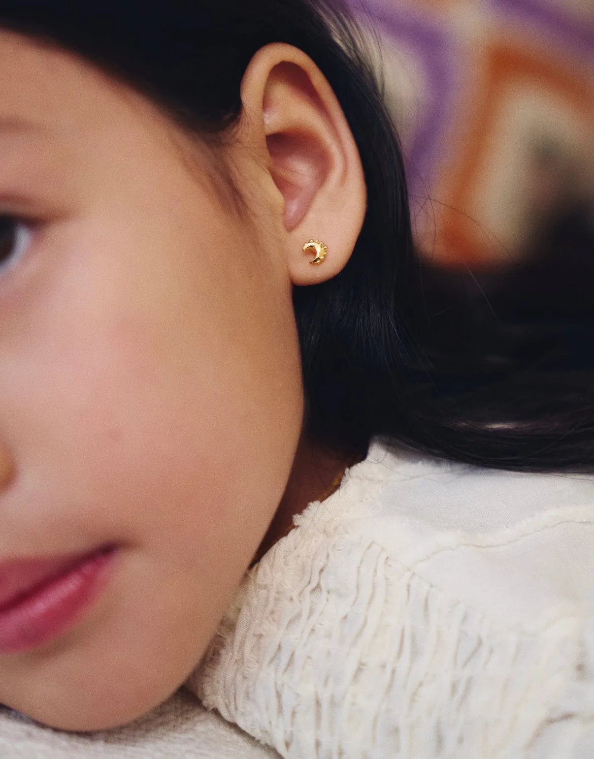 Elise Tsikis Mouni puces boucles d'oreilles lune dorée