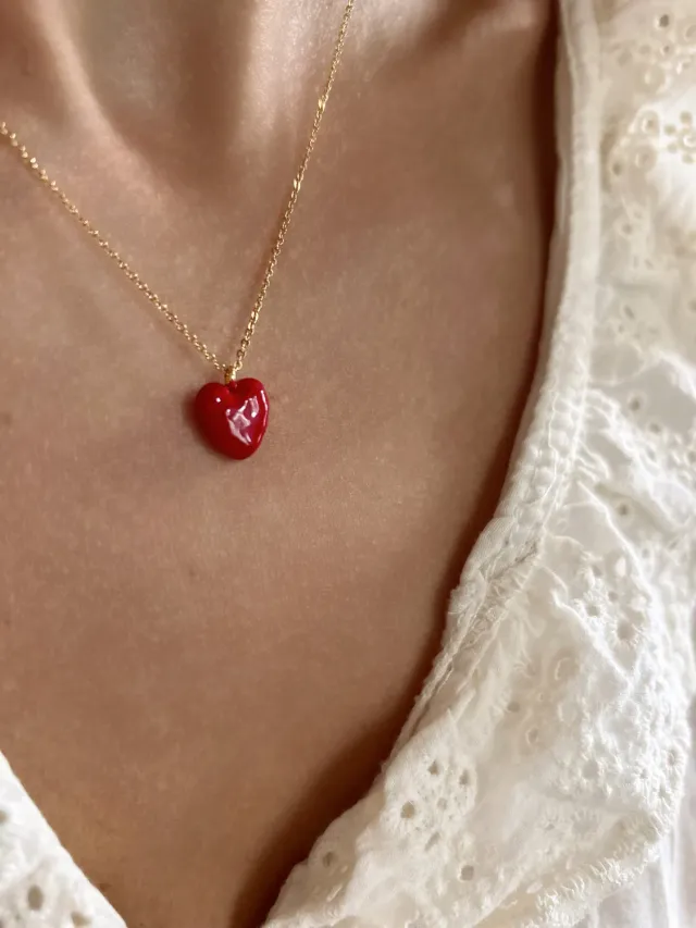 Elise Tsikis Hory collier cœur émail rouge 40 cm