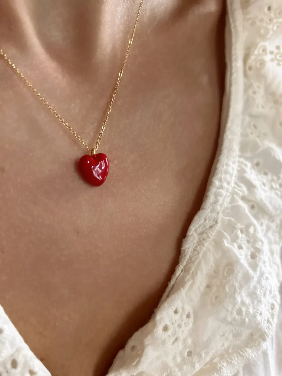 Elise Tsikis Hory collier cœur émail rouge 40 cm
