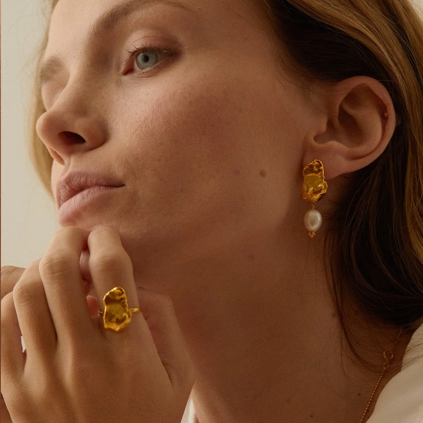 Elise Tsikis Metochi boucles d'oreilles perle or jaune