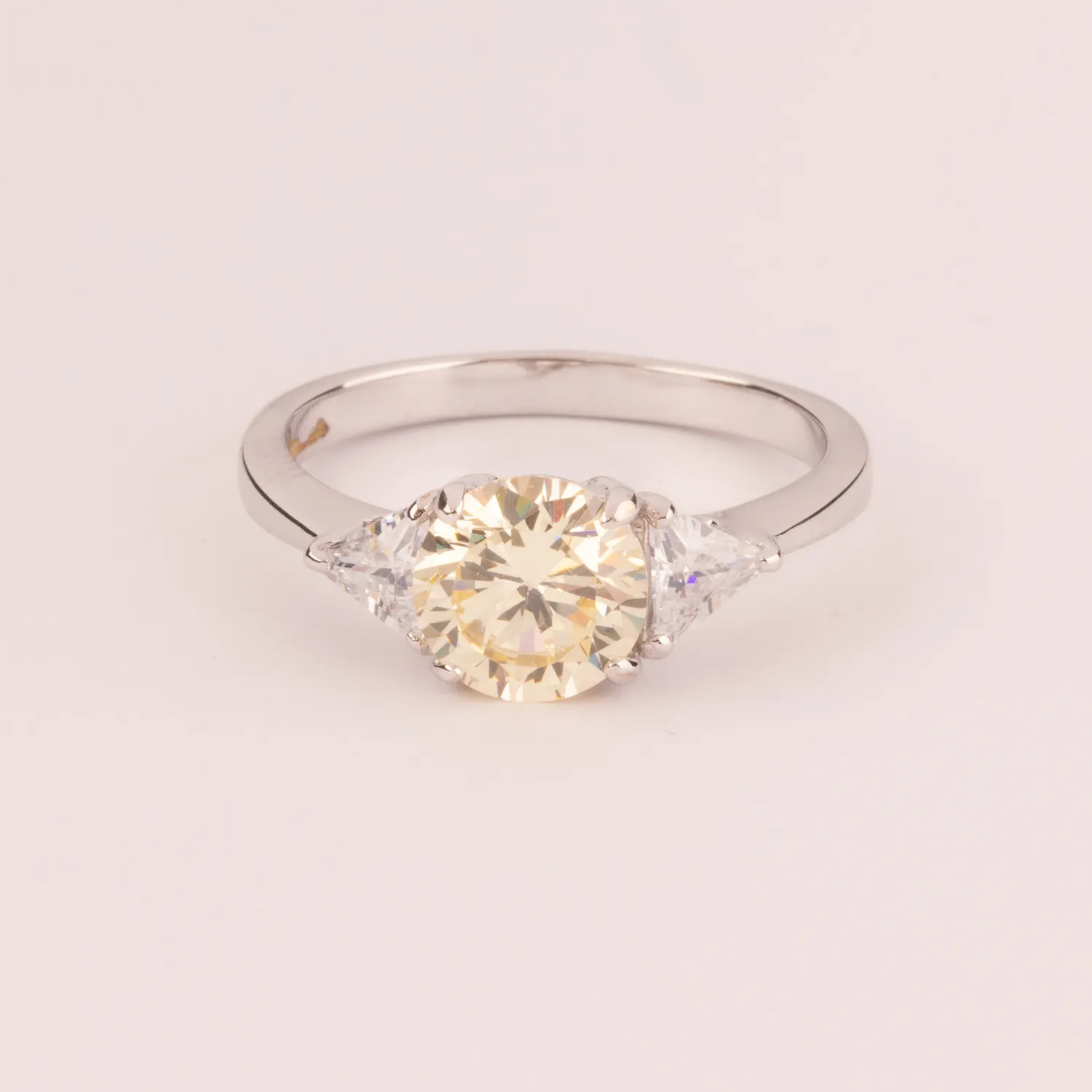 Ultima Edizione Zircone Tondo 7 mm bague coloree triangles