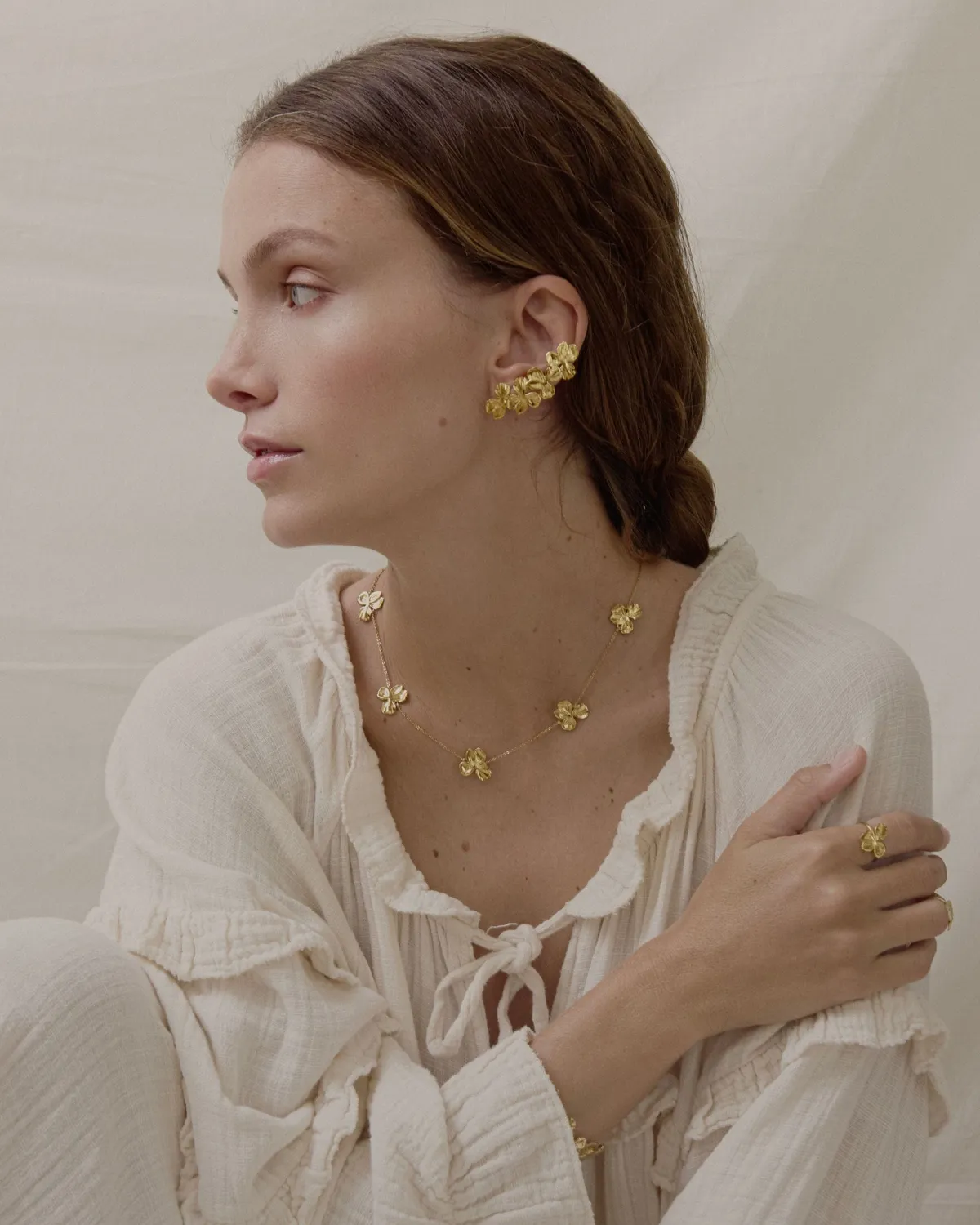 Elise Tsikis Fara earcuff fleurs doré