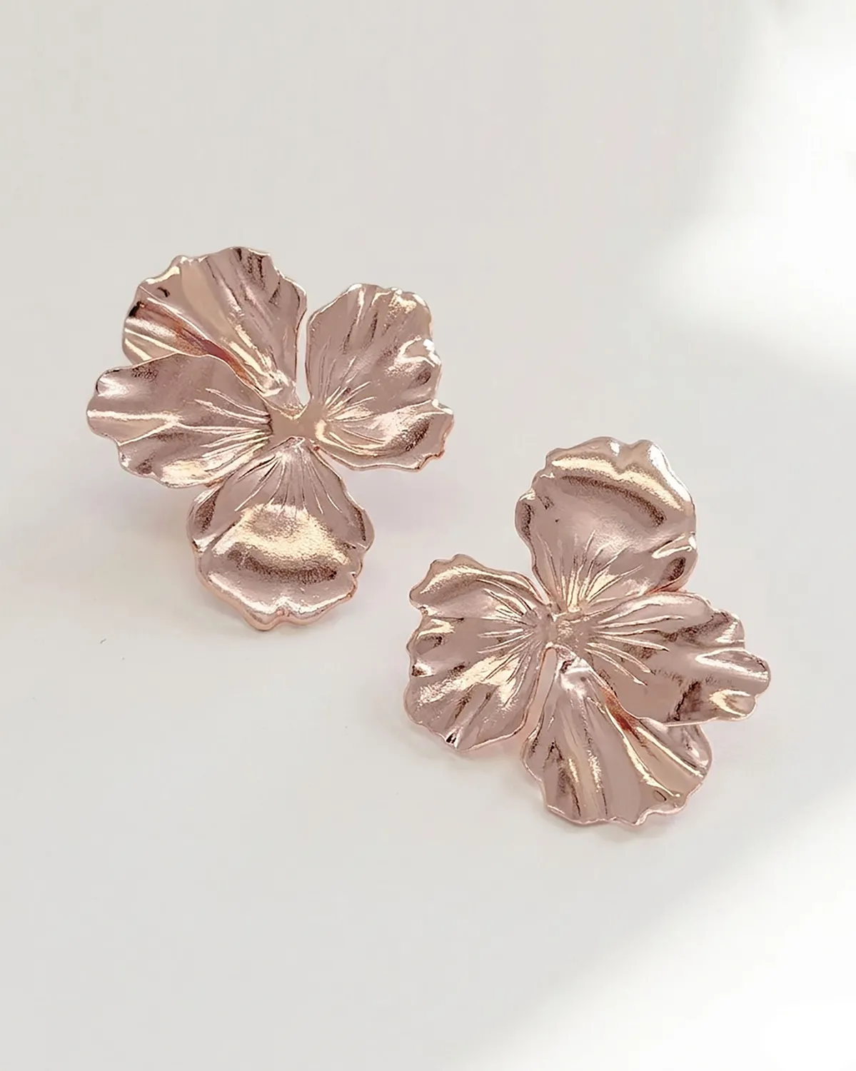Elise Tsikis Nemesis Medium boucles fleurs or jaune 4 cm