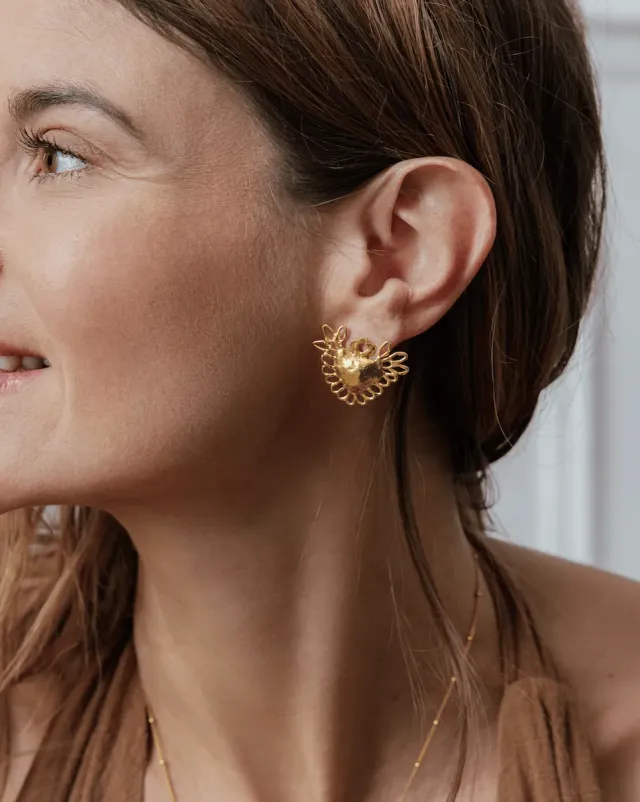 Elise Tsikis Eleftheria Kosmas boucles ajourées