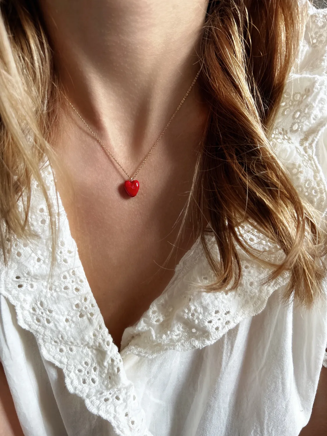 Elise Tsikis Hory collier cœur émail rouge 40 cm
