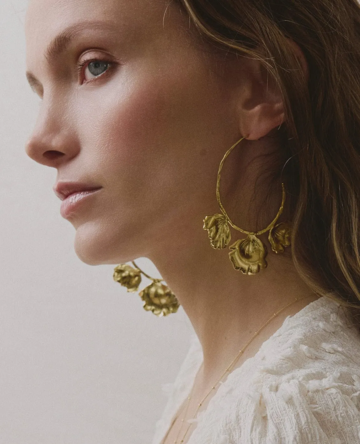 Elise Tsikis Tegée boucles d’oreilles pendantes fleur dorée