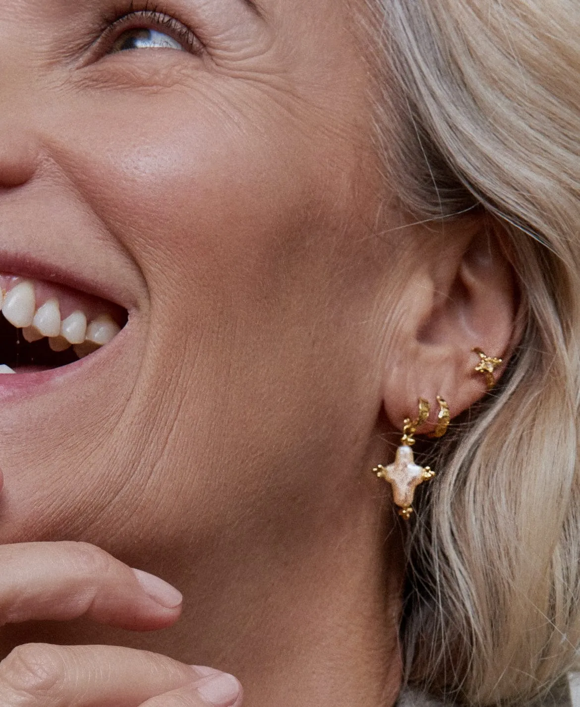 Elise Tsikis Ethérée boucles doreilles perle croix