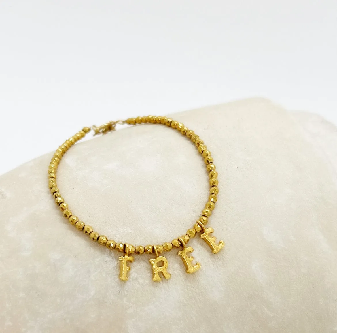 Elise Tsikis Alfani bracelet perles lettres 14,5 cm