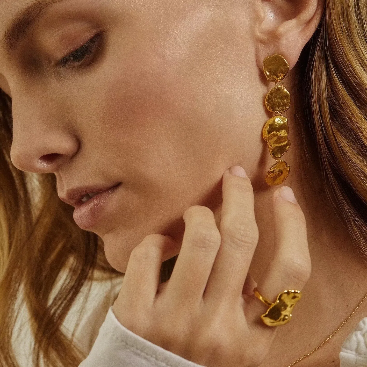 Elise Tsikis Yolis boucles d’oreilles pendantes doré 6,5 cm