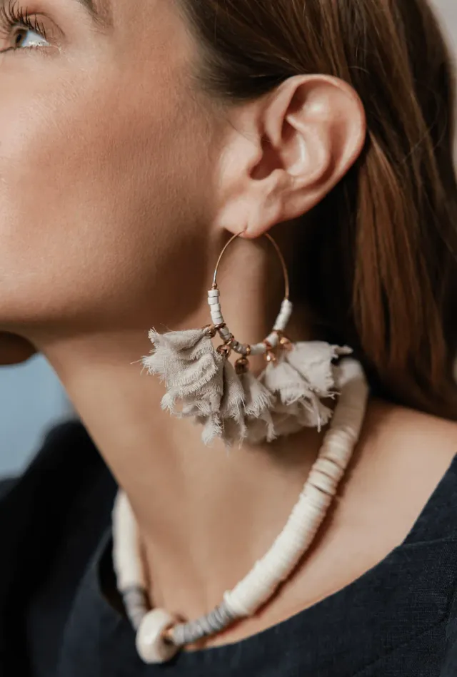 Elise Tsikis Lisoura Beige boucles d’oreilles coton 8 cm