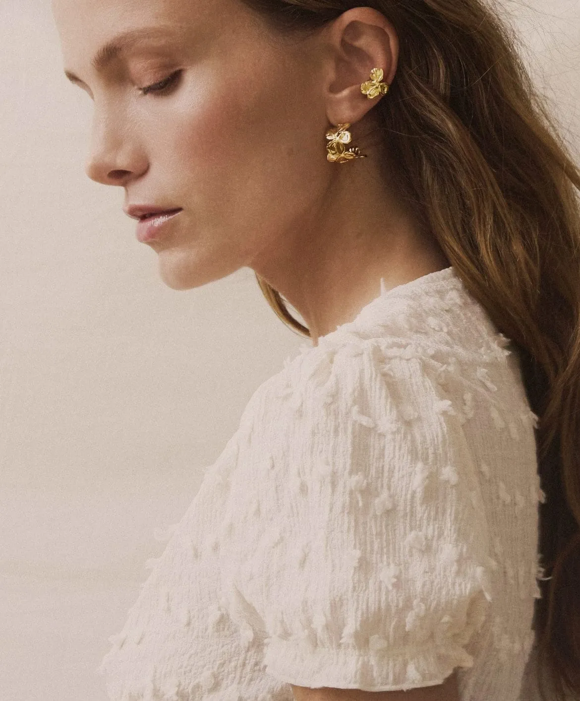 Elise Tsikis Gialova boucles d'oreilles dorées fleur 2 cm