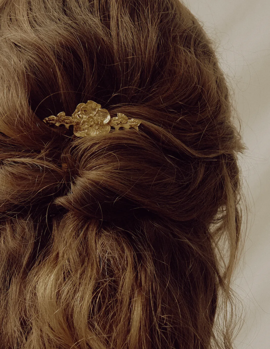 Elise Tsikis Lost Tiara peigne cheveux fleur dorée 5 cm