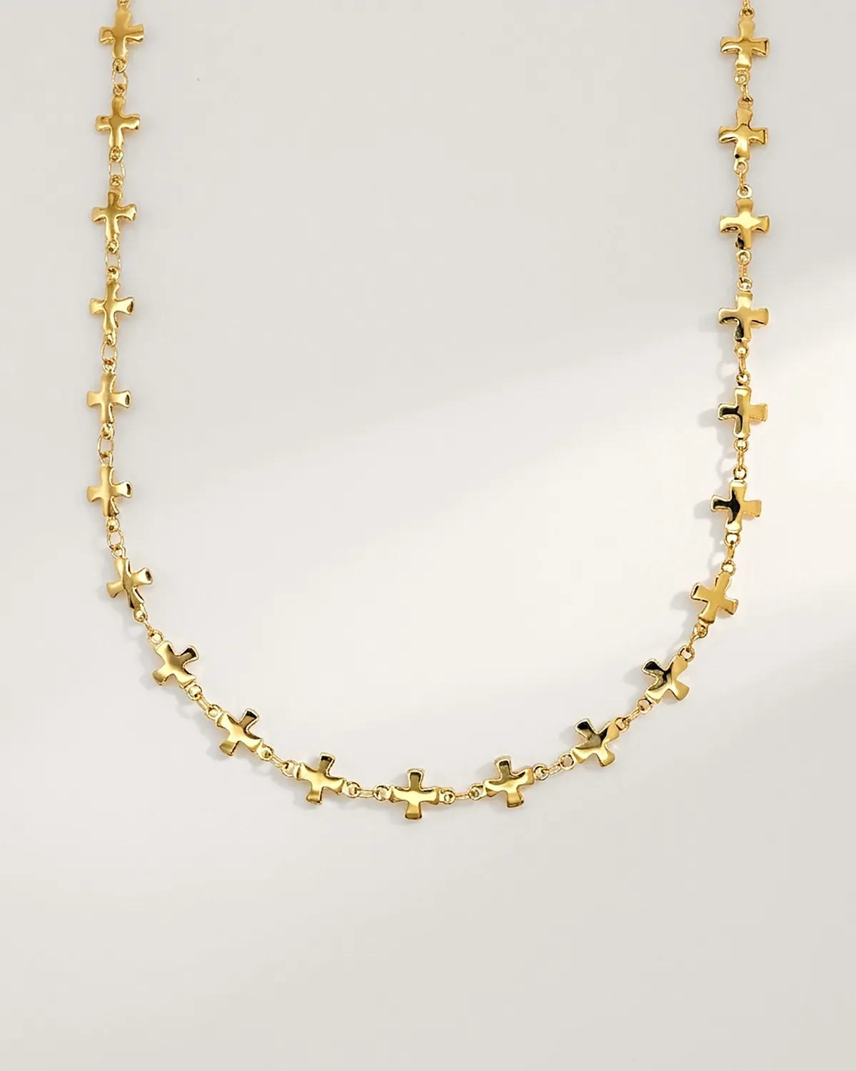 Elise Tsikis Kamari collier croix or jaune 45 cm