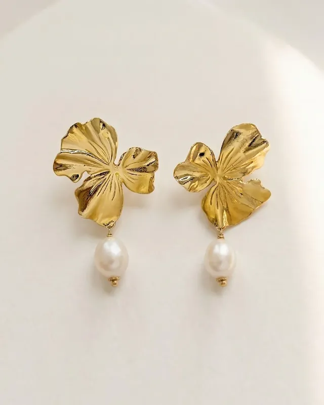 Elise Tsikis Némésis Lamia boucles d'oreilles perle doré