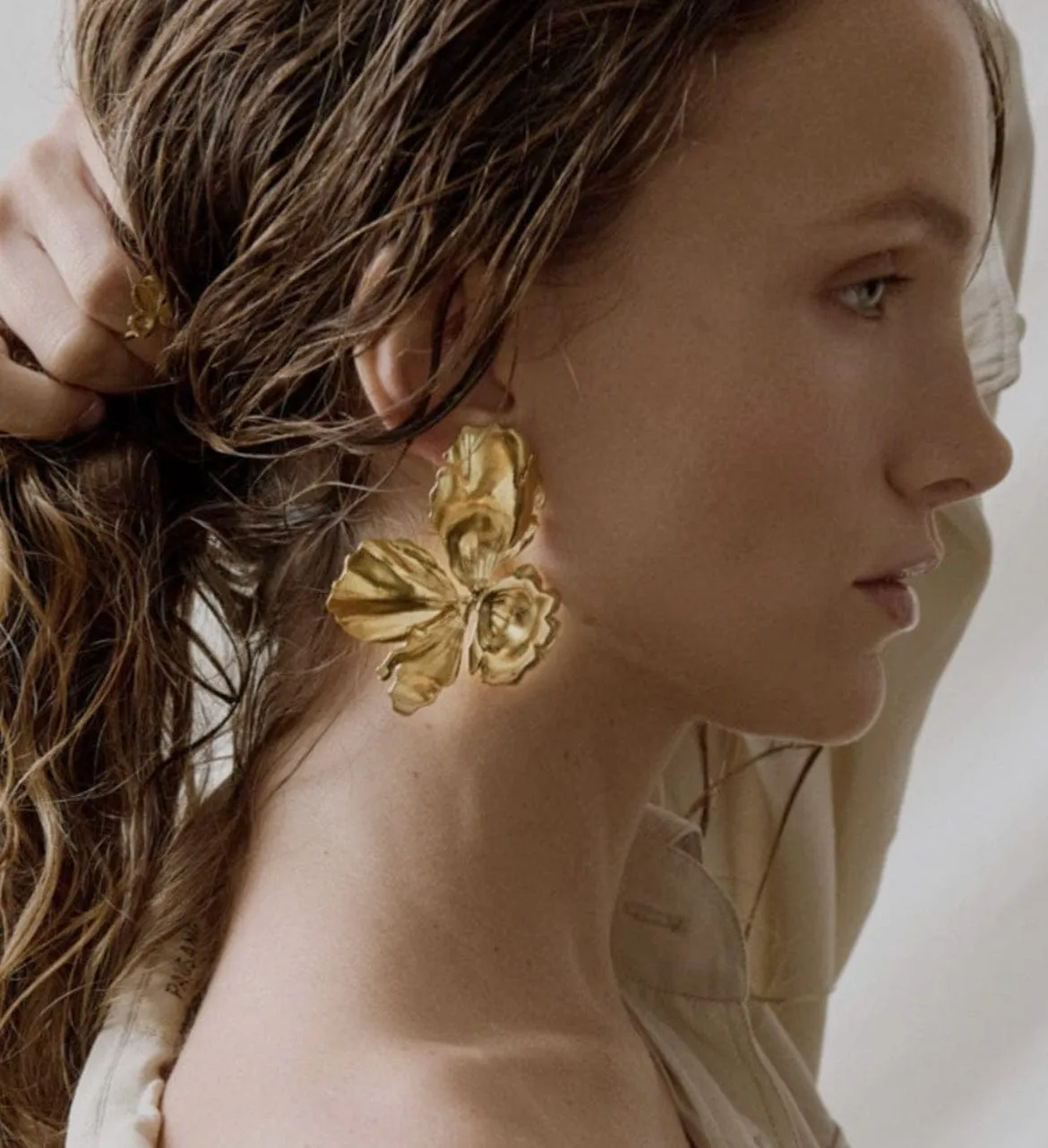 Elise Tsikis Némésis Large boucles d’oreilles doré 7 cm