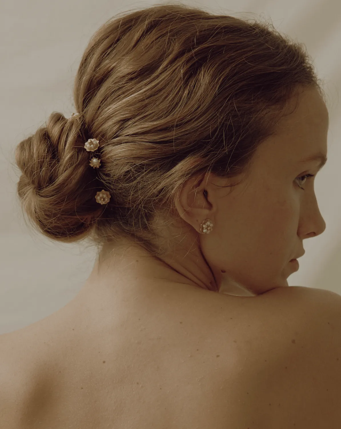 Elise Tsikis Io bijou de cheveux doré perle