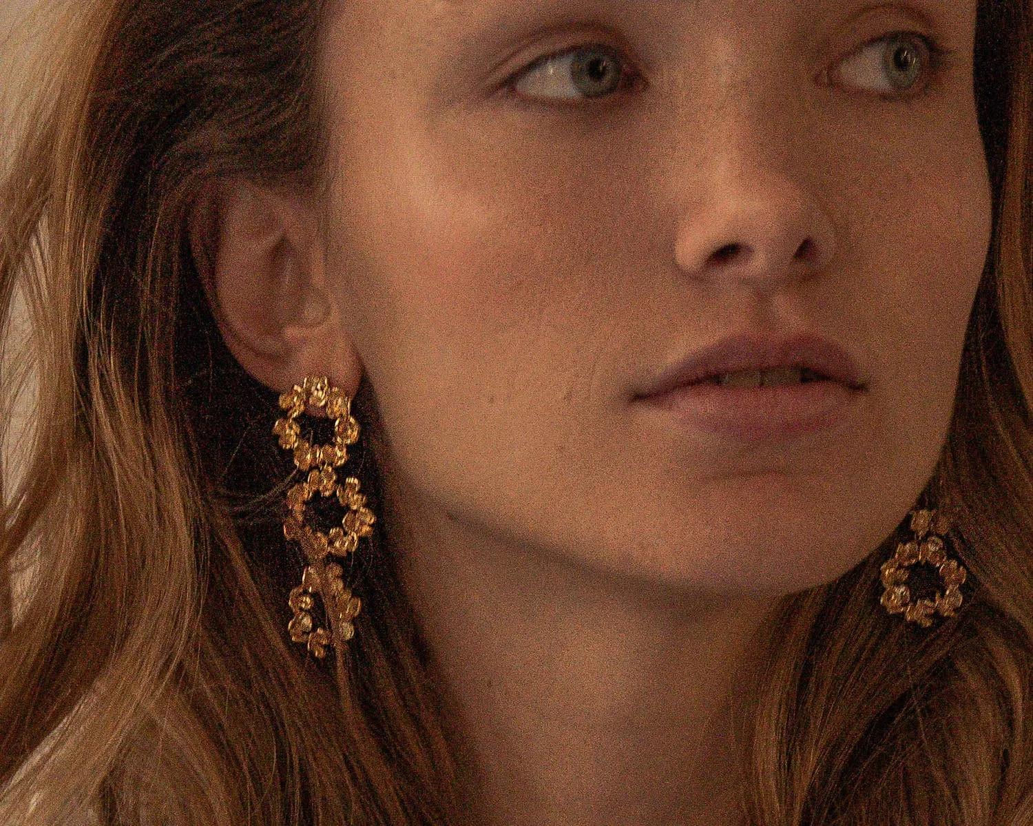 Elise Tsikis Valtica boucles d’oreilles pendantes doré 6 cm