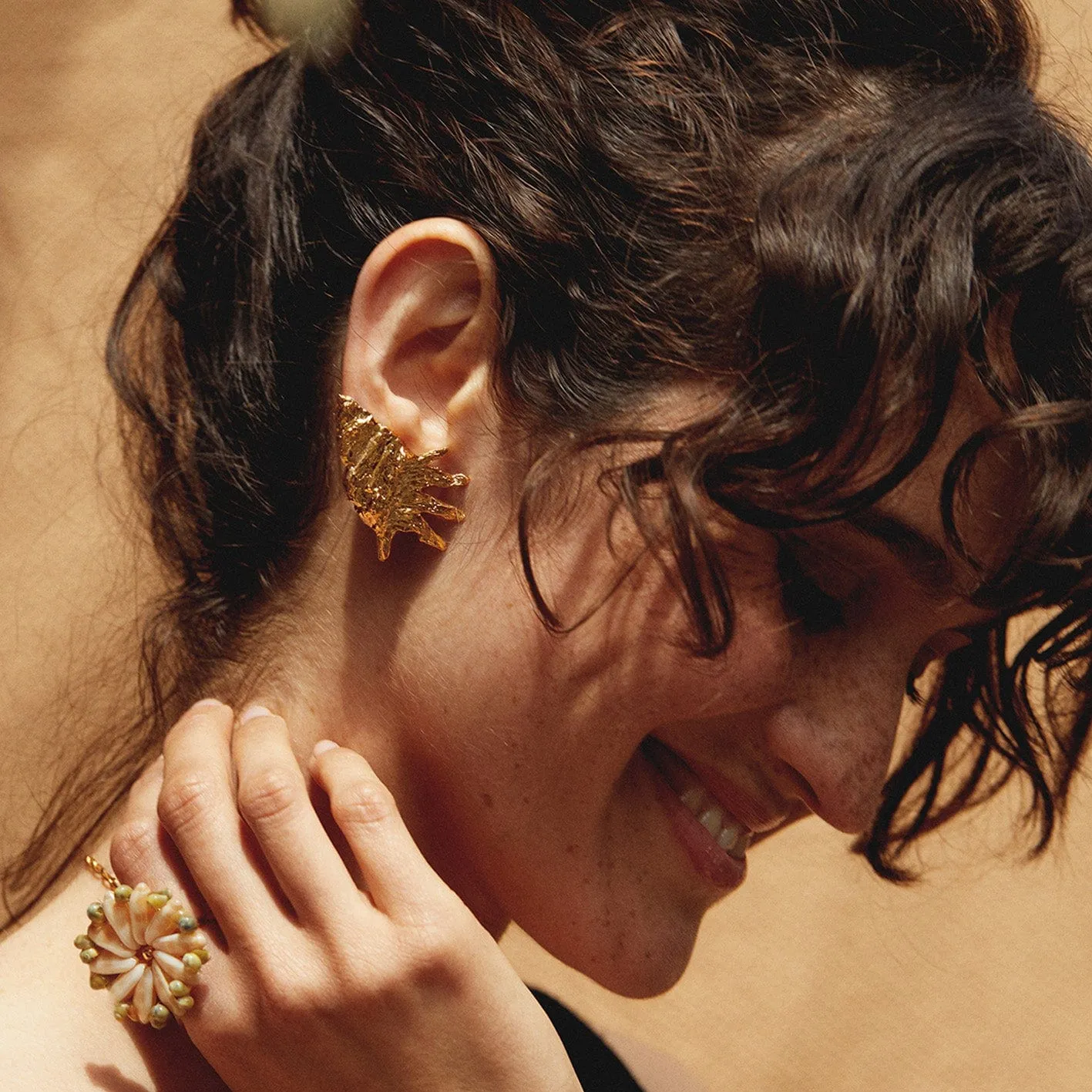 Elise Tsikis boucles d'oreilles Ella coquillage doré