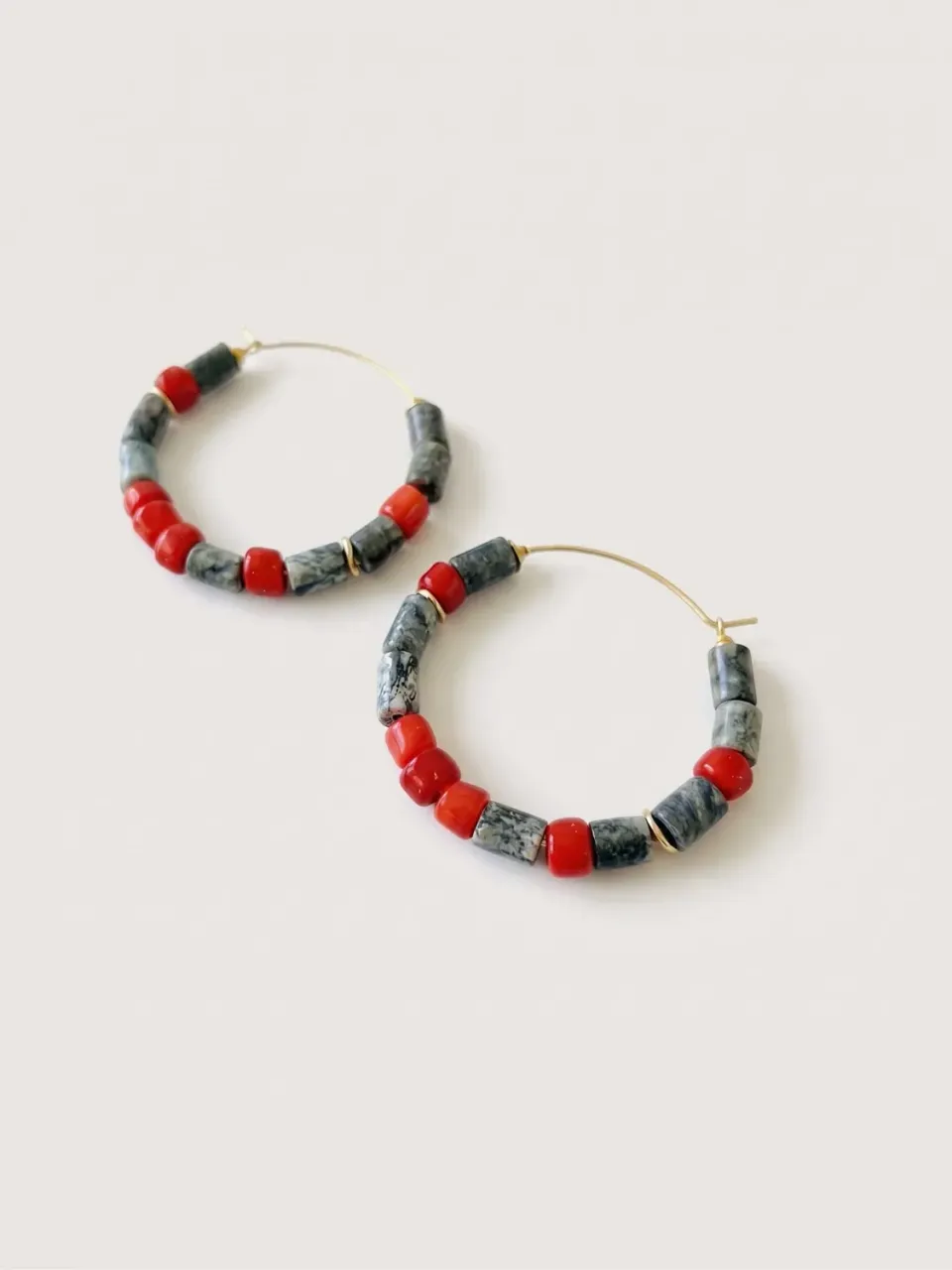Elise Tsikis Eleftheria Riani boucles d’oreilles pierres rouges