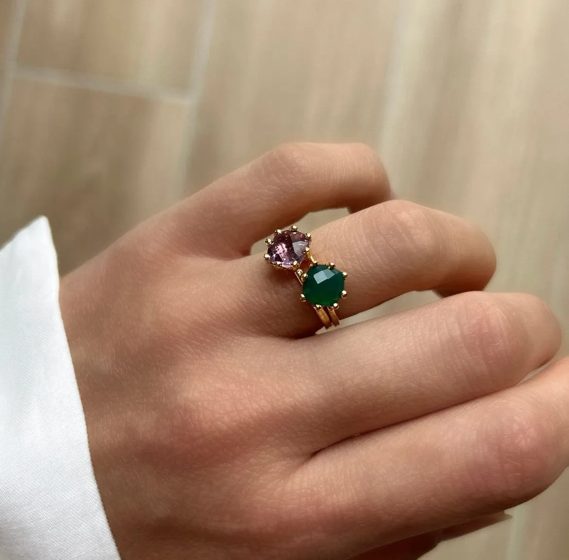 Elise Tsikis Bonati bague pierre sertie dorée