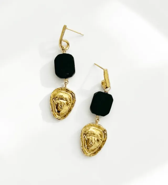 Elise Tsikis Arca boucles pendantes onyx noir doré