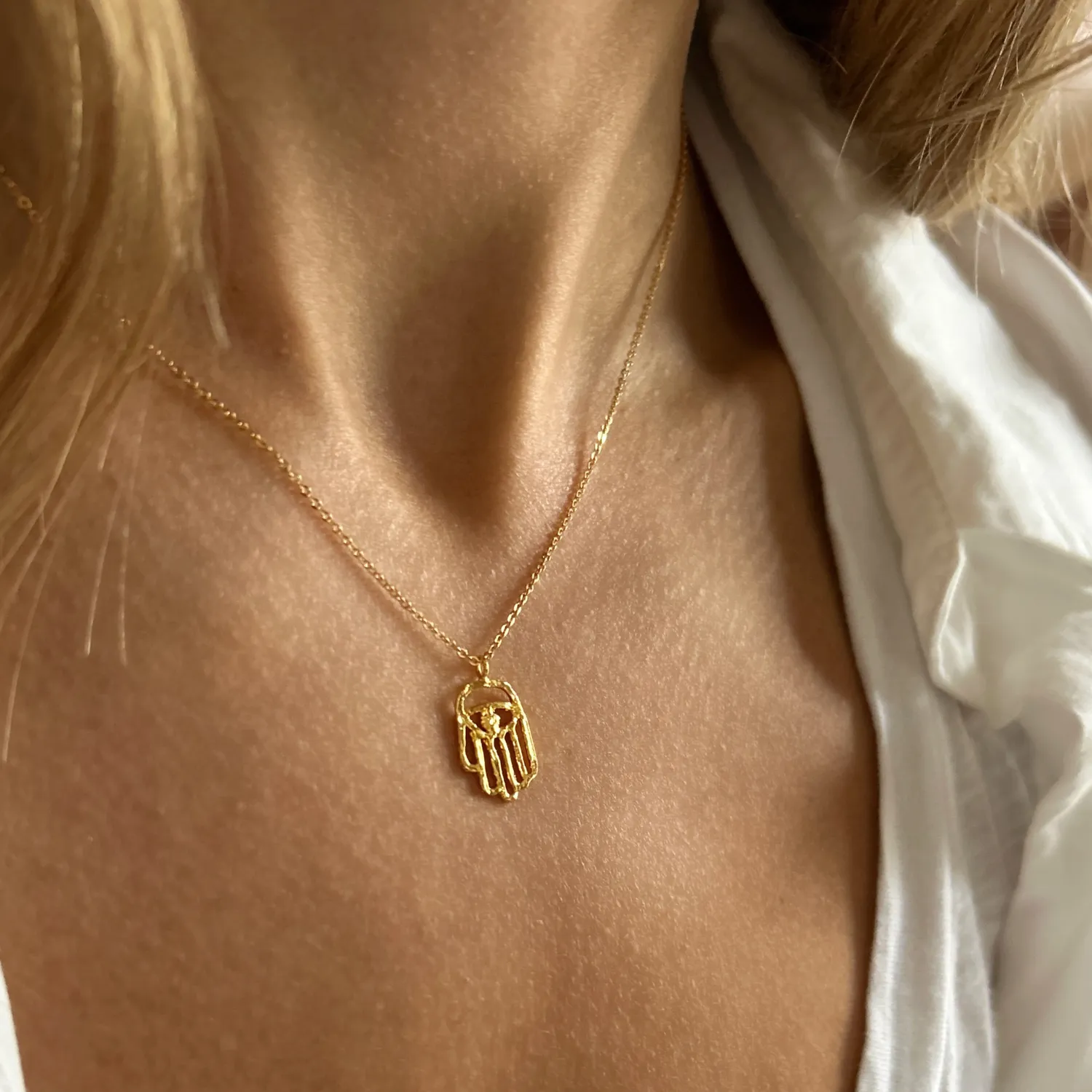 Elise Tsikis Proteccion collier main doré