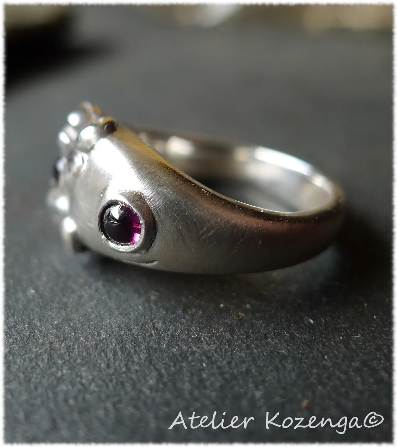 L'Atelier Kozenga Grenouille bague argent grenats