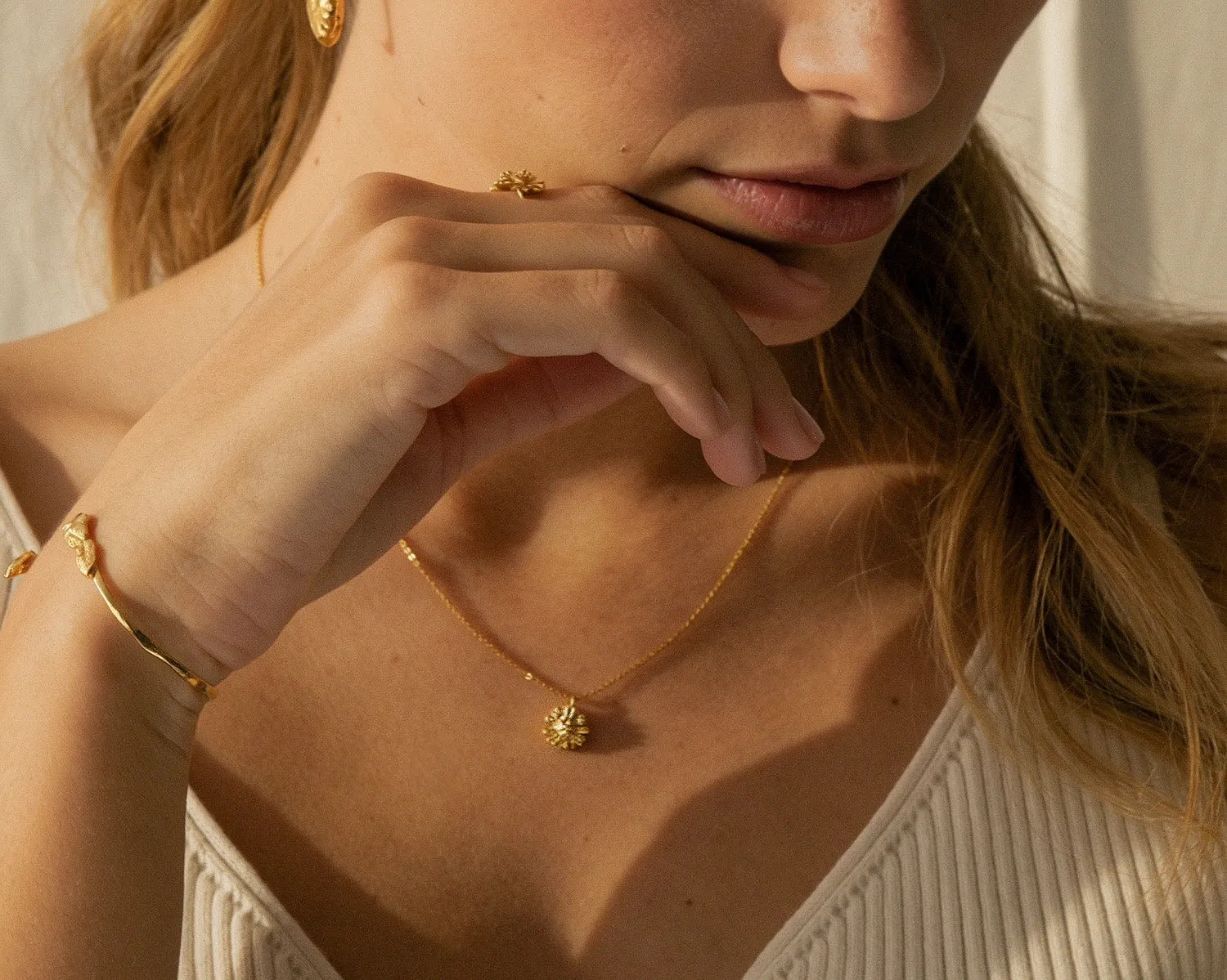 Elise Tsikis Marguerite collier fleur or jaune 40 cm