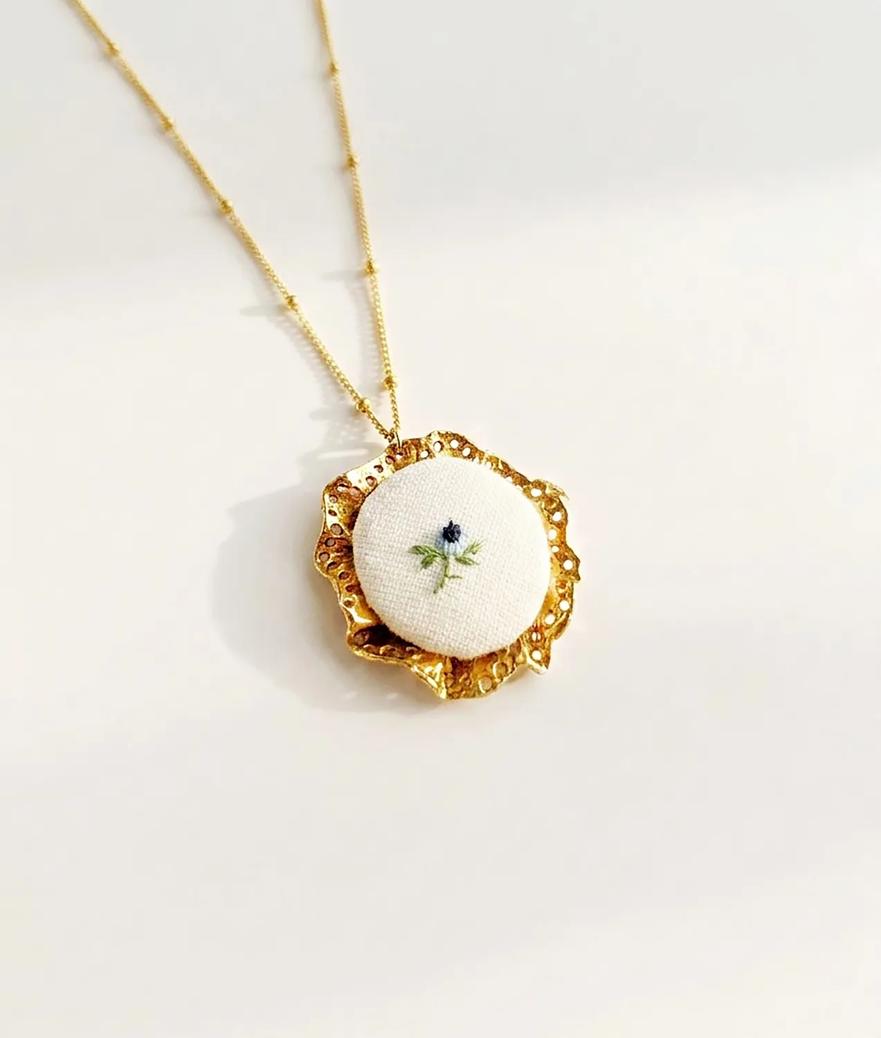 Elise Tsikis Broderia collier médaillon or jaune bleu