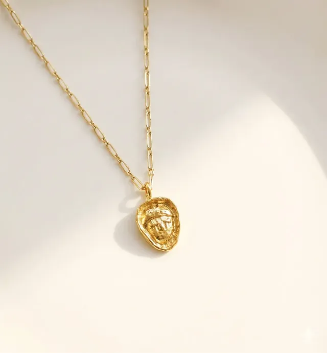 Elise Tsikis Chalkida collier doré pendentif talisman